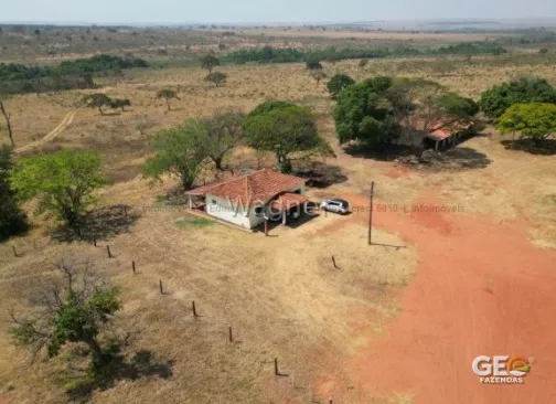 Casa rural com terreno e vegetação ao redor